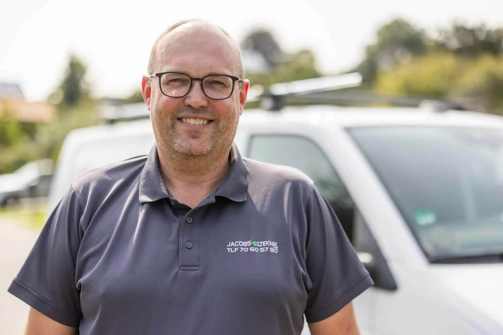 Jacob fra Jacobs-elteknik foran firmabilen
